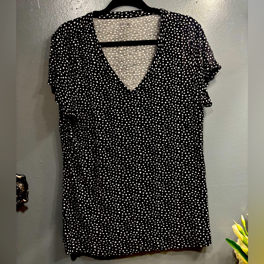 Apt. 9 Black White Polka Dotted Short Sleeve Workout Casual Everyday Lightweight